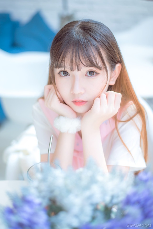 如果彼此出现早一点，也许就不会和另一个人十指紧扣。又或者相遇的再晚一点，晚到两个人在各自的爱情经历中慢慢地学会了包容与体谅善待和妥协，也许走到一起的时候，就不会那么轻易地放弃，任性地转身，放走了爱情。没有早一步也没有晚一步，那是太难得的缘份。