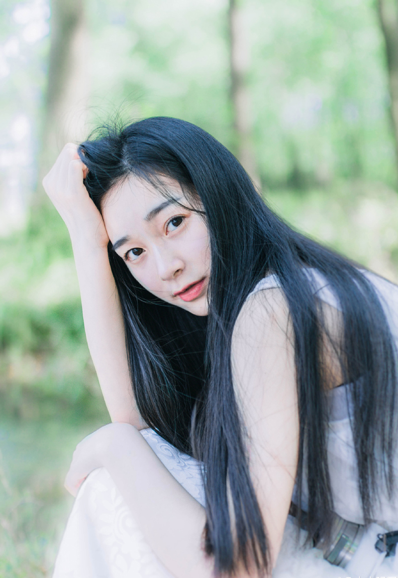 我说:”怕什么,风头早过去了。你以为咱们警察真那么关心破案啊,大部分案子都是顺便破的,比如说抓住一个街上偷东西的,结果审出来杀了人。一般杀人的案子都是这么破的。”——韩寒《一座城池》